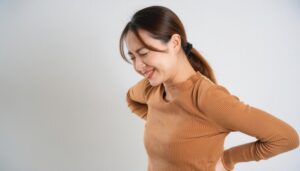 腰の痛みに苦しむ女性
