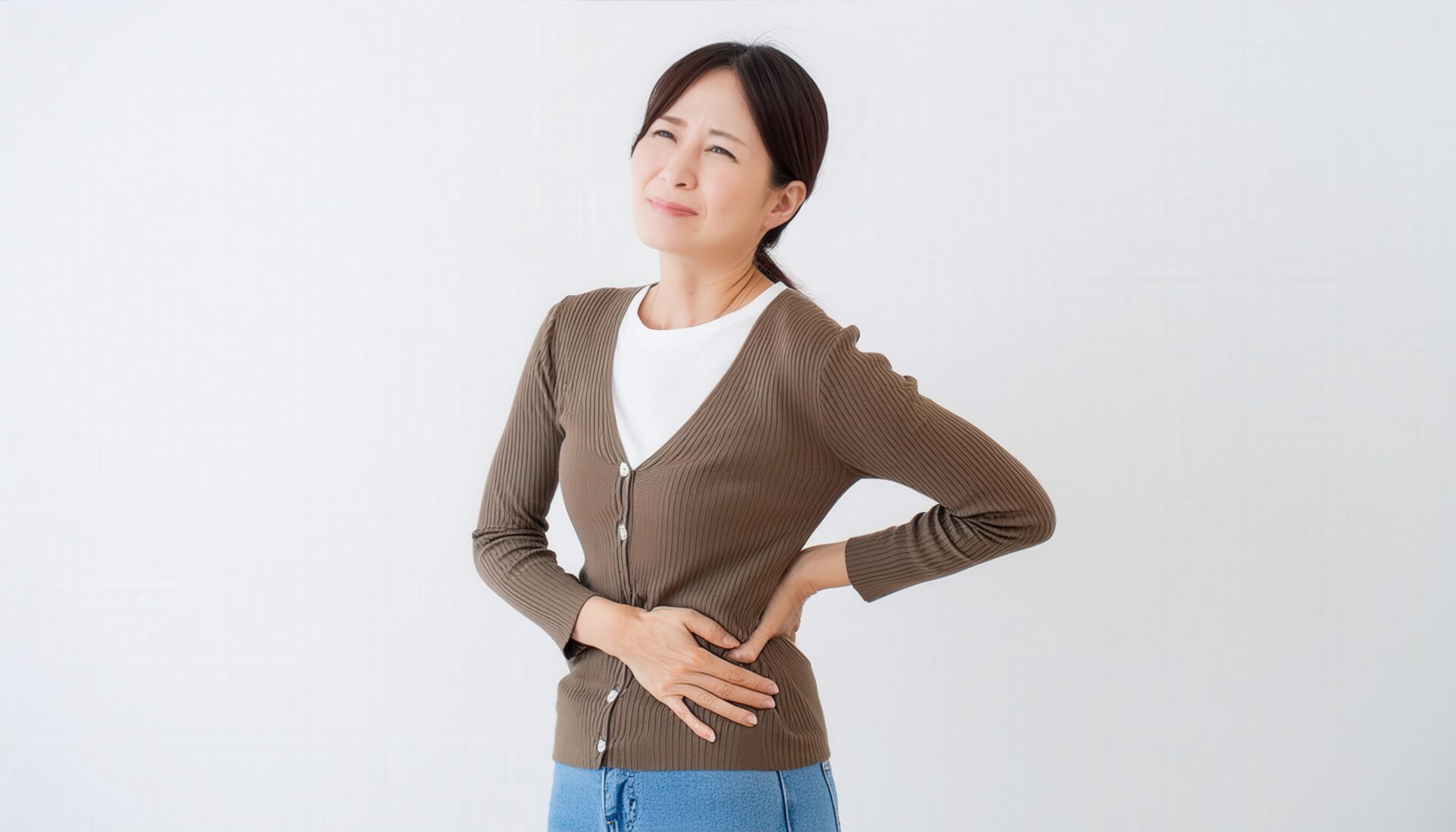 腰に手を当てた女性