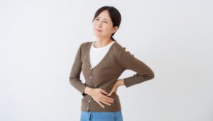 腰に手を当てた女性