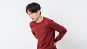 腰の痛みに苦しむ男性