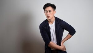 腰を支える男性