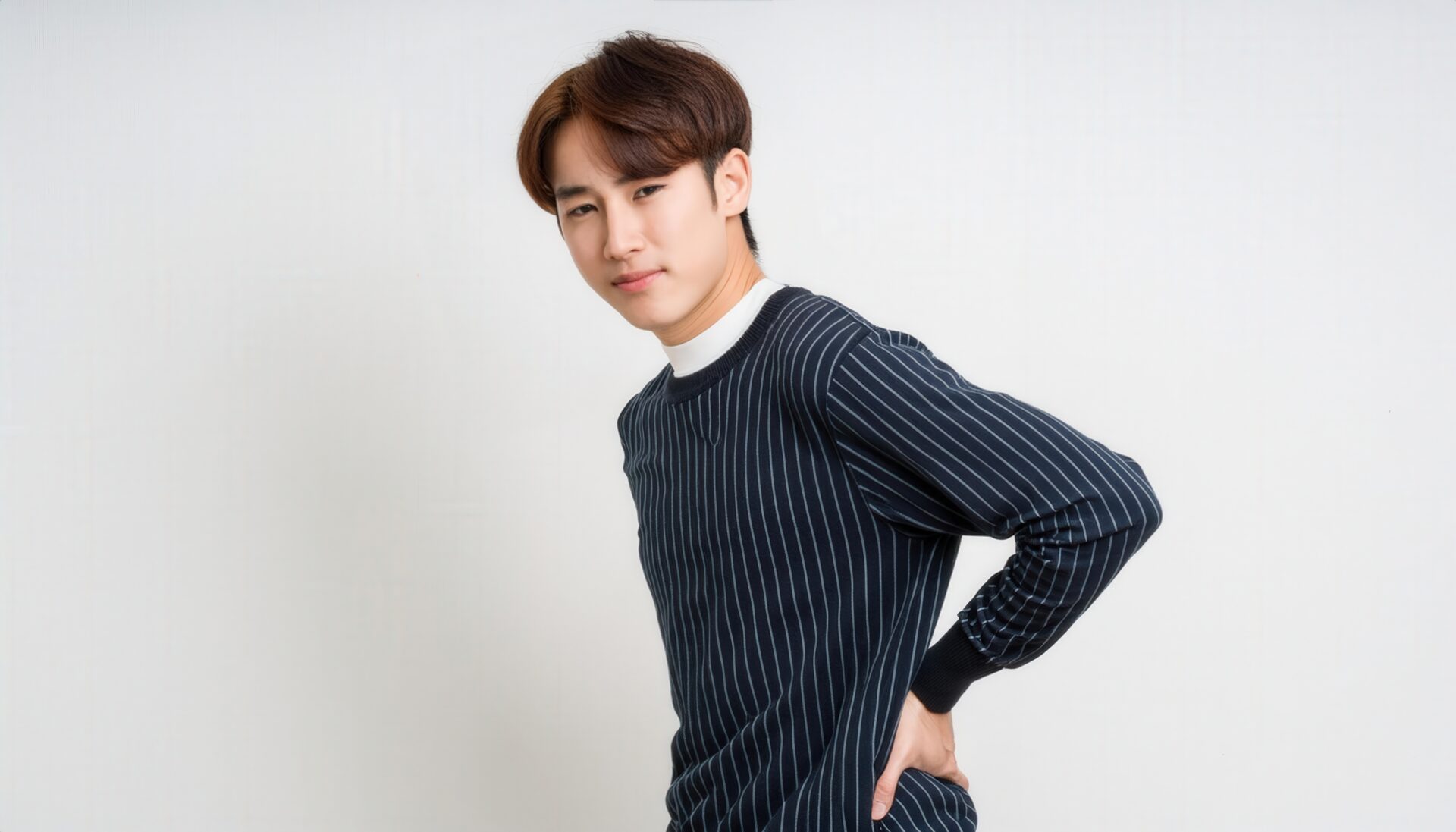 腰に手を当てた男性