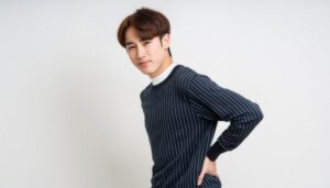 腰に手を当てた男性