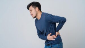 腰に違和感を感じる男性