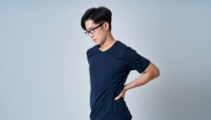 腰を押さえる若い男性