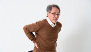 腰を痛めた中年男性