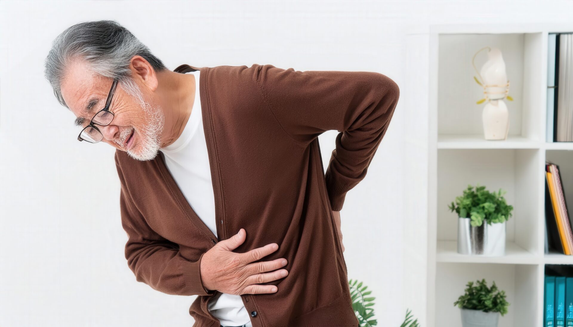 腰痛に苦しむ高齢男性