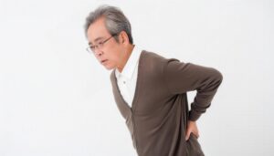 腰痛に苦しむ高齢男性