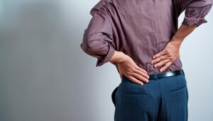 腰痛に苦しむ高齢男性