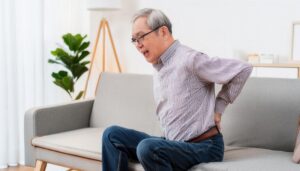 腰痛に苦しむ高齢男性