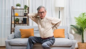 腰痛に苦しむ高齢男性