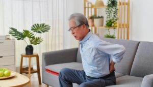 腰痛に苦しむ高齢男性