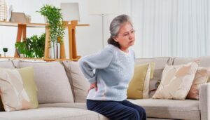 腰痛に苦しむ高齢女性