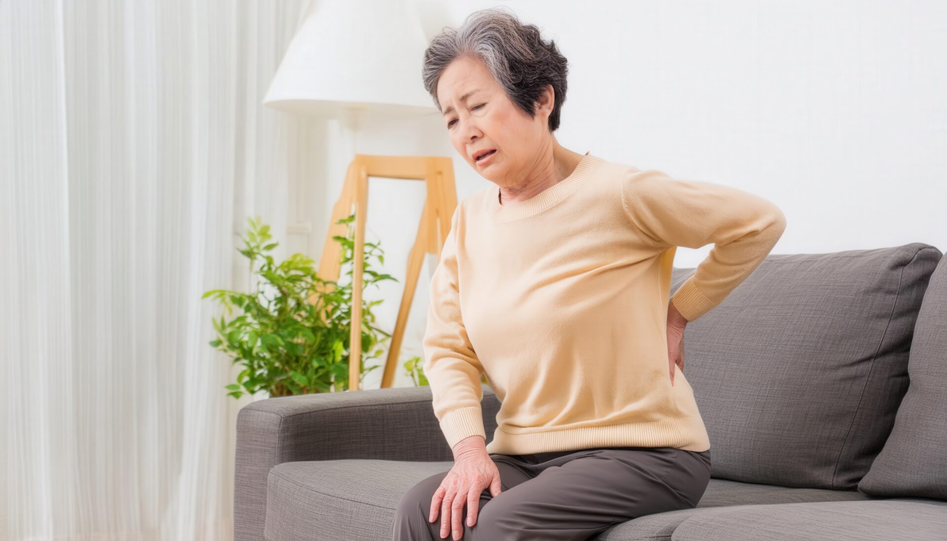 腰痛に苦しむ高齢女性