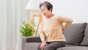 腰痛に苦しむ高齢女性