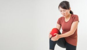 膝を支える中年女性