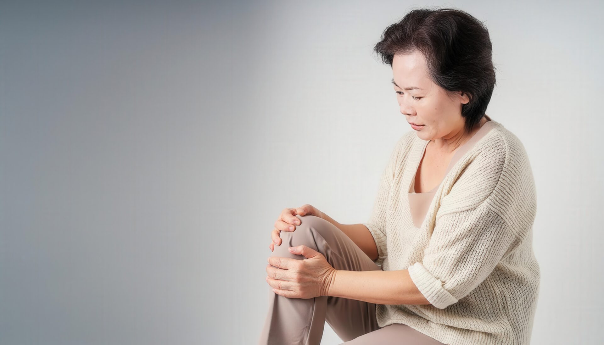 膝に痛みを感じる女性