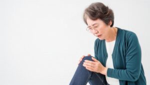 膝に痛みを感じる女性