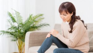 膝の痛みに悩む中年女性