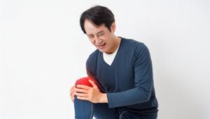 膝を押さえる男性