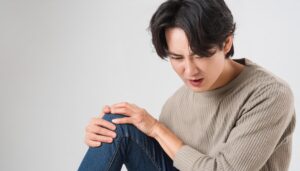 膝を痛がる男性