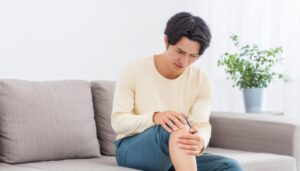 膝を痛めた若い男性