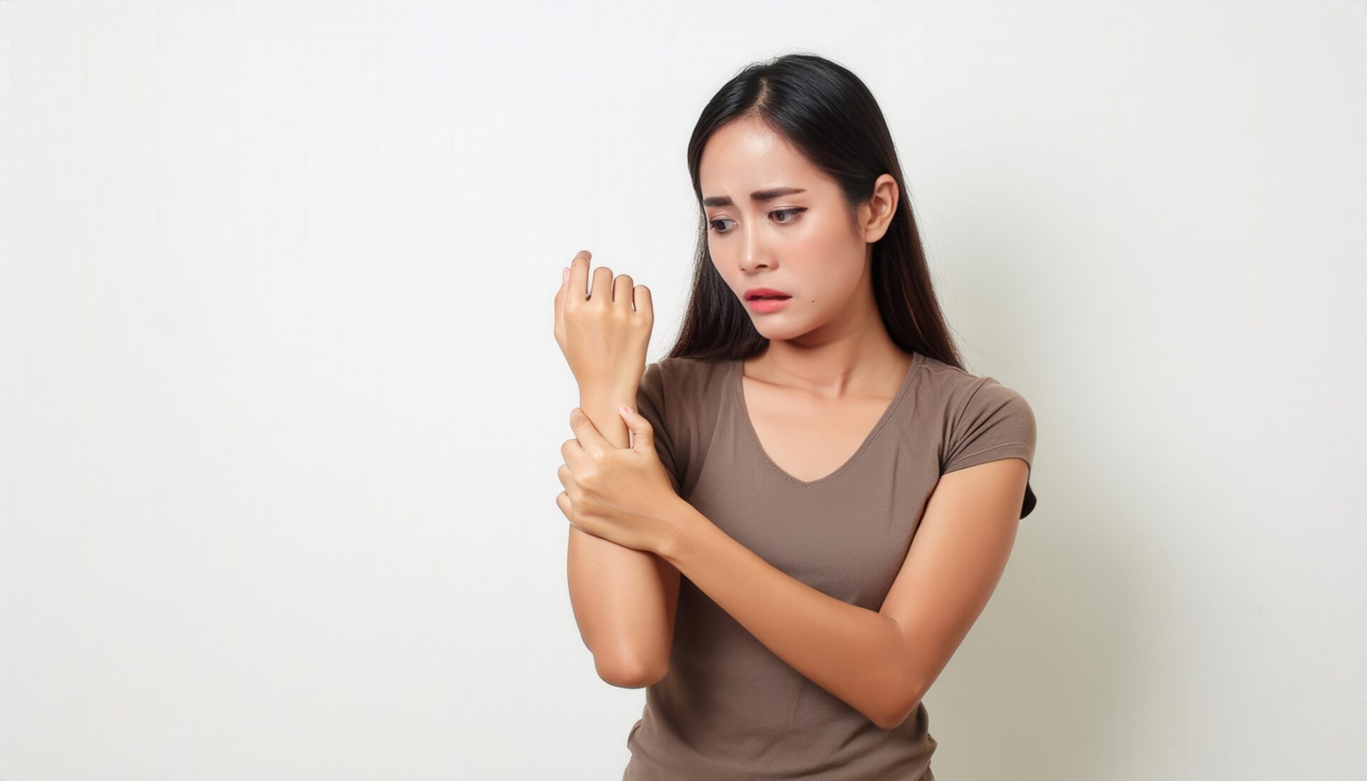 手首の痛みを訴える女性