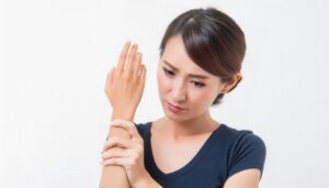 手首の痛みを感じる女性1