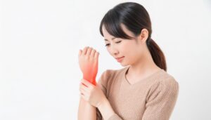 手首の痛みを感じる女性2