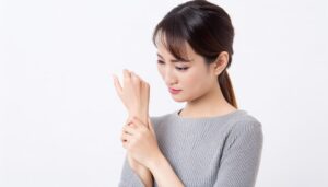 手首の痛みを感じる女性