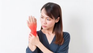 手首の痛みを感じる女性