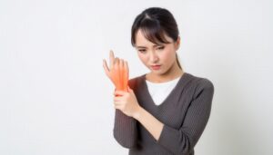 手首の痛みを感じる女性