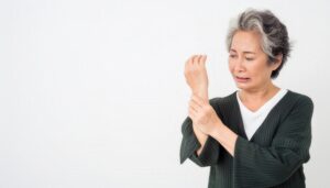 手首の痛みを感じる女性