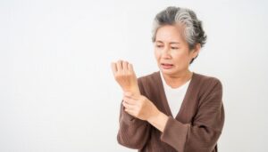 手首の痛みを感じる女性