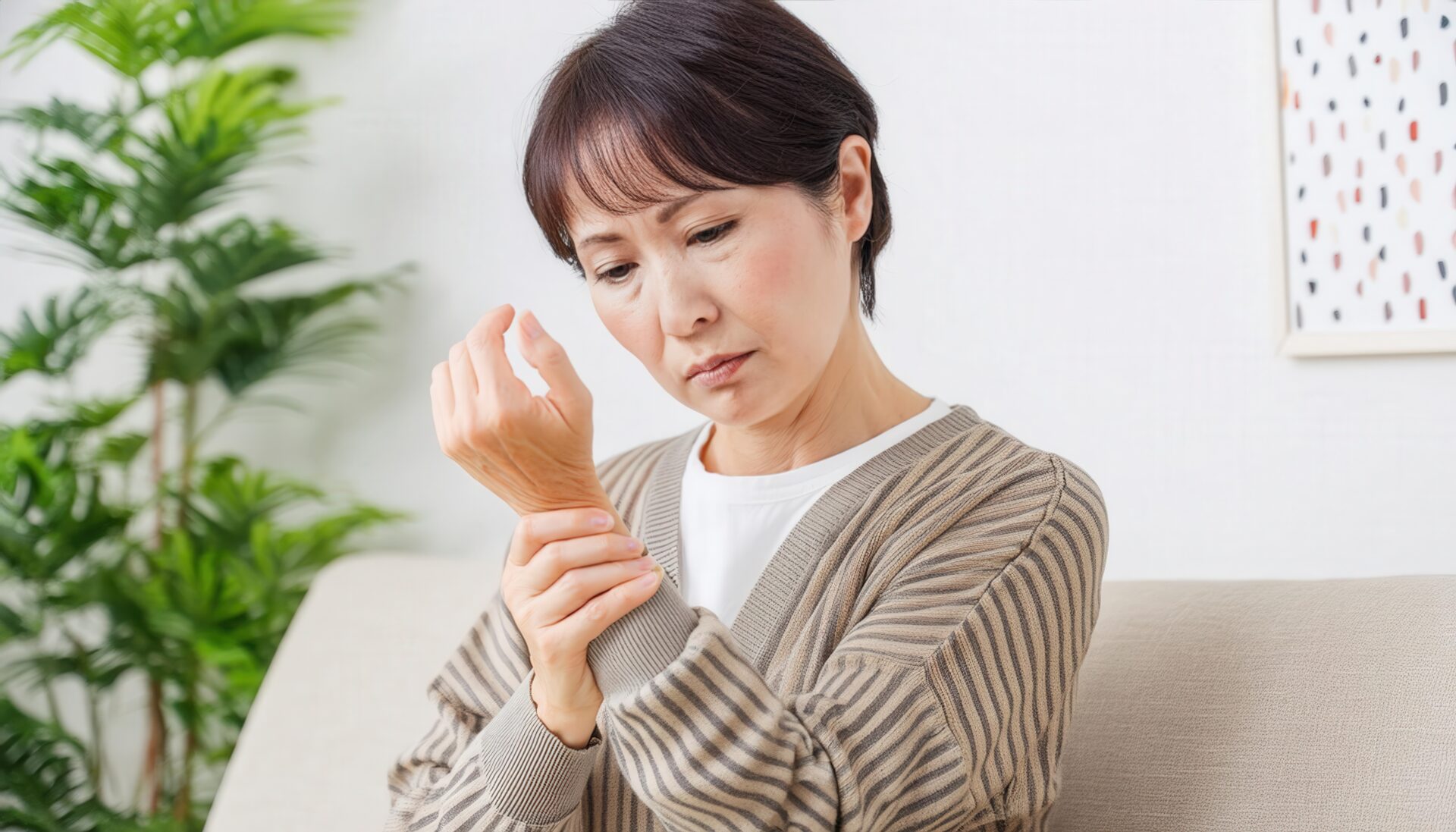 手首の痛みを感じる女性