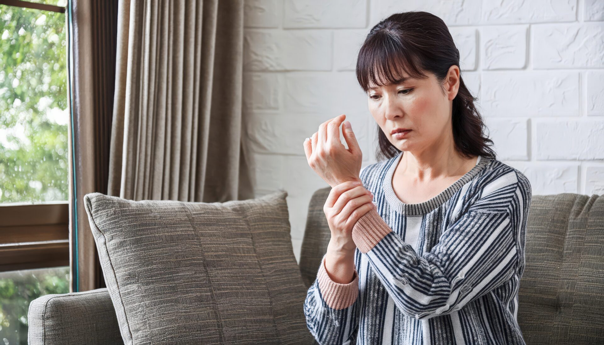 手首の痛みを感じる女性