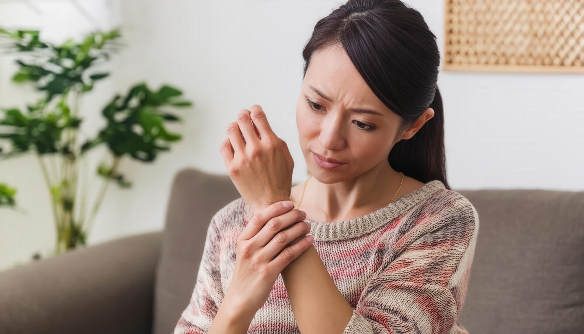 手首の痛みを感じる女性