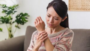 手首の痛みを感じる女性