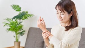 手首の痛みを感じる女性