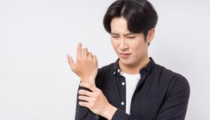 手首の痛みを感じる男性