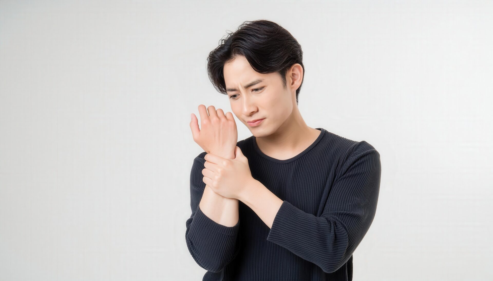 手首の痛みを感じる男性