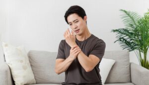 手首の痛みを感じる男性