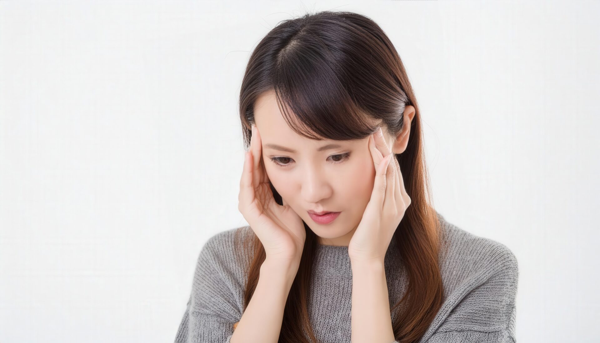 頭痛に悩む女性