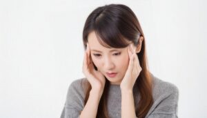 頭痛に悩む女性