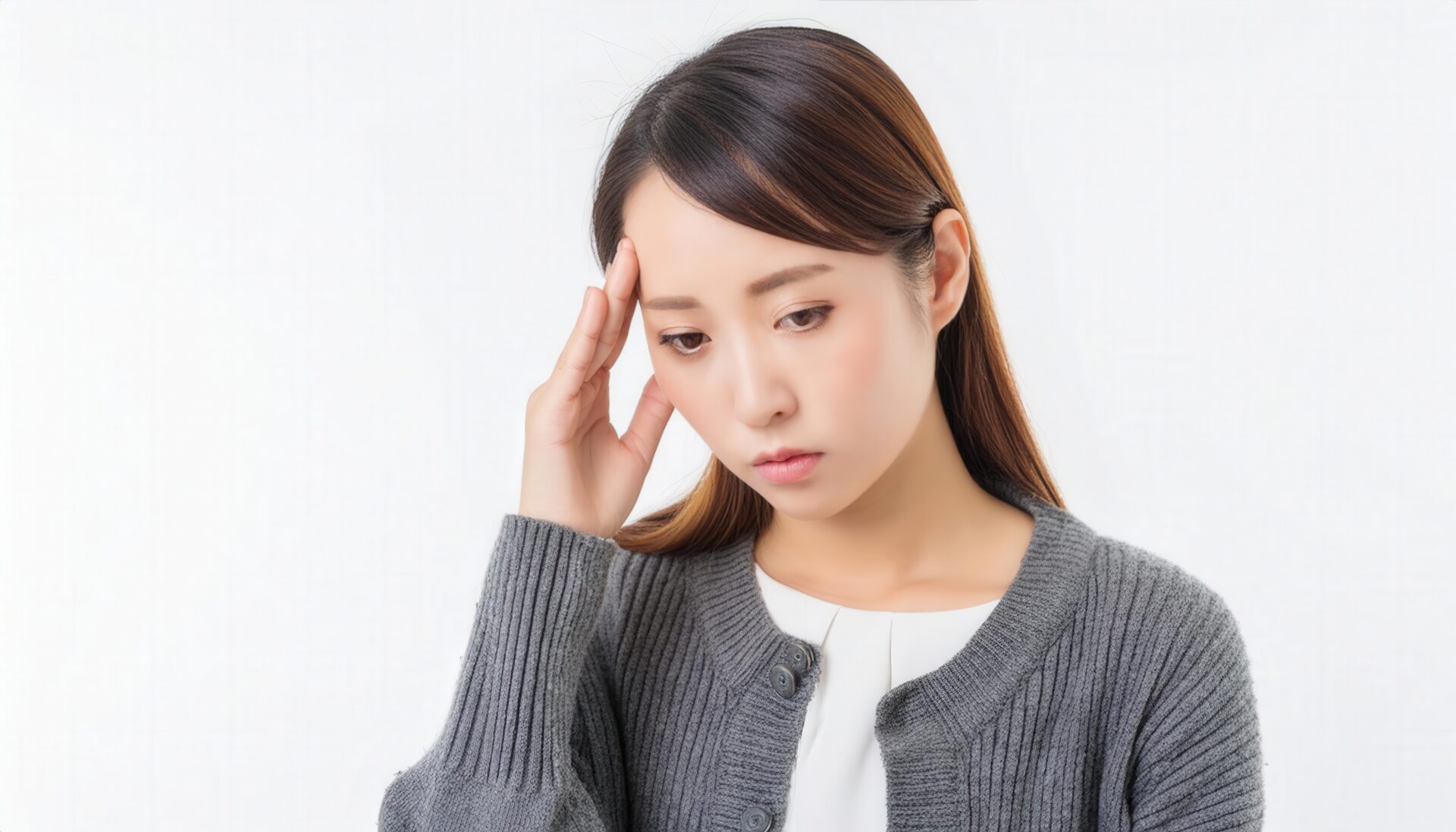 頭痛で考え込む女性