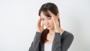 頭痛に悩む若い女性