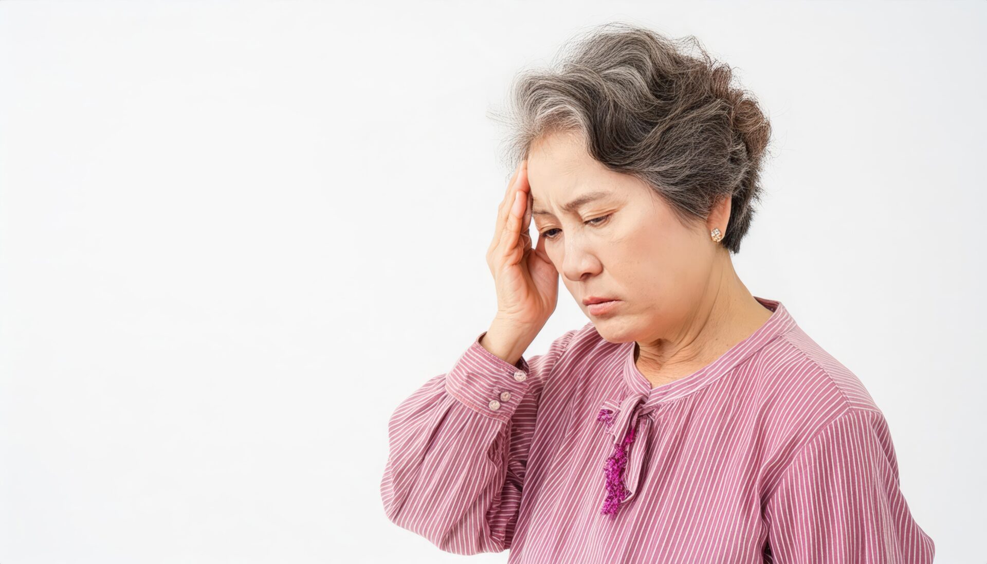 頭痛を感じる中年女性