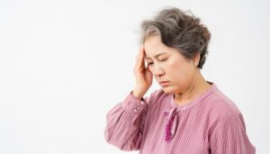 頭痛を感じる中年女性