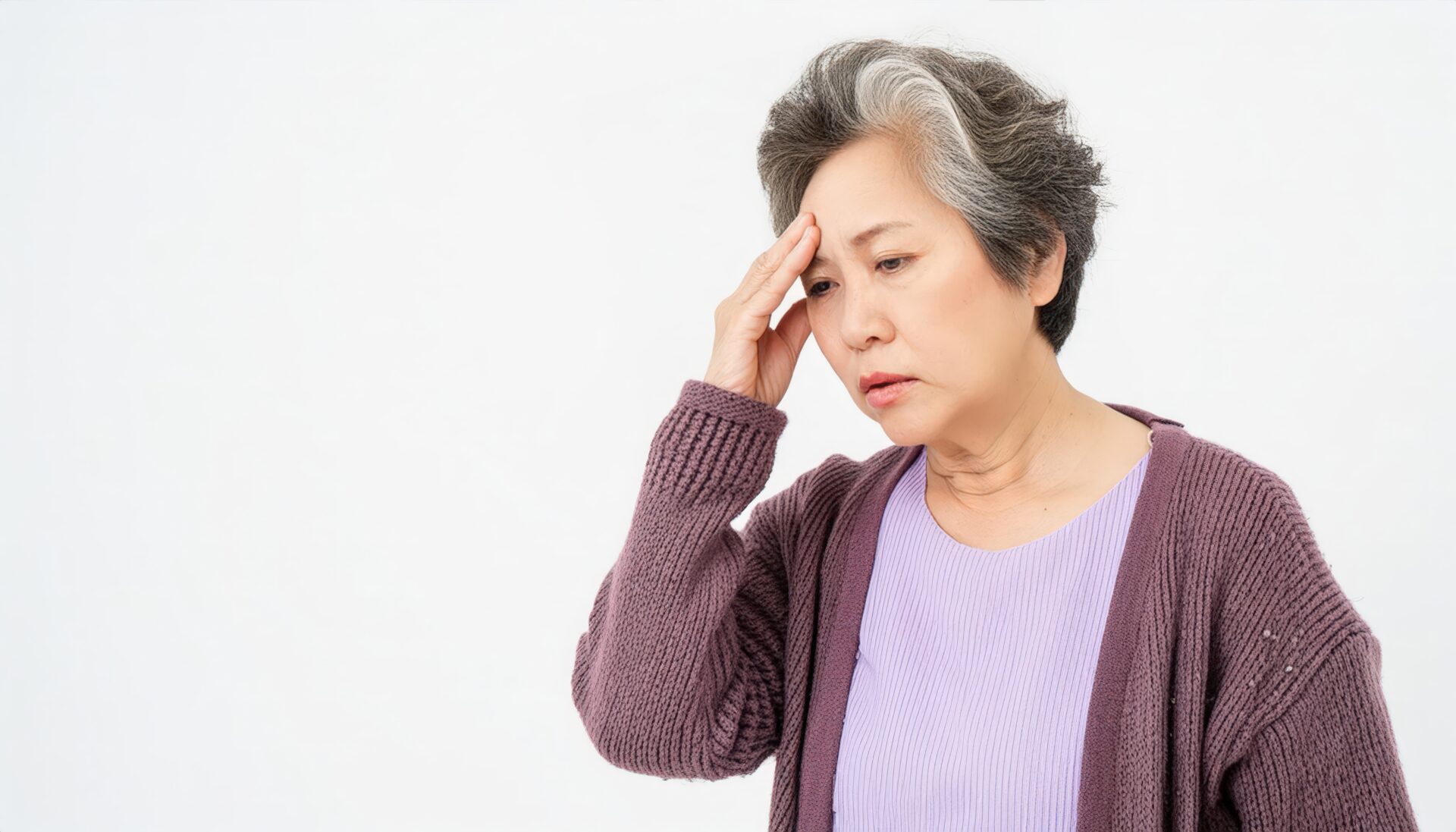 頭痛を抑える中年女性