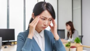オフィスでストレスを感じる女性